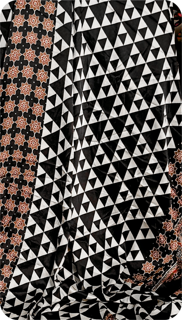 ~ Ajrakh Jaal ~ Black & White Satin Silk Saree - Image 5